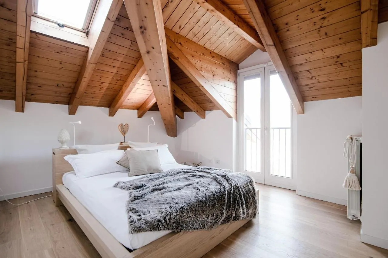 Modern Luxury Attic - Bymyhomeincomo 0*, Como