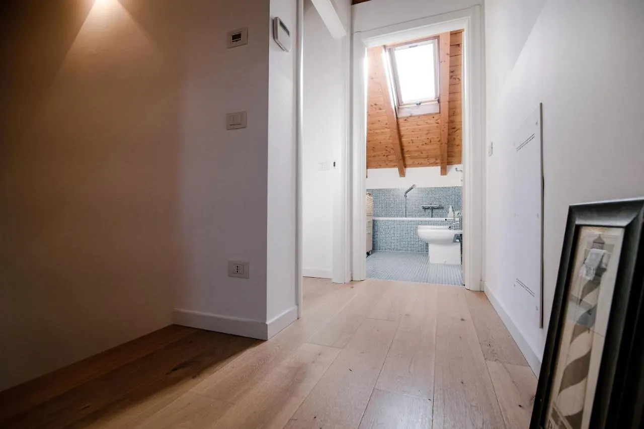 Modern Luxury Attic - Bymyhomeincomo Italy
